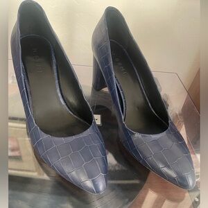 M. Gemi Italian leather shoes with square pump. Navy blue crocodile.